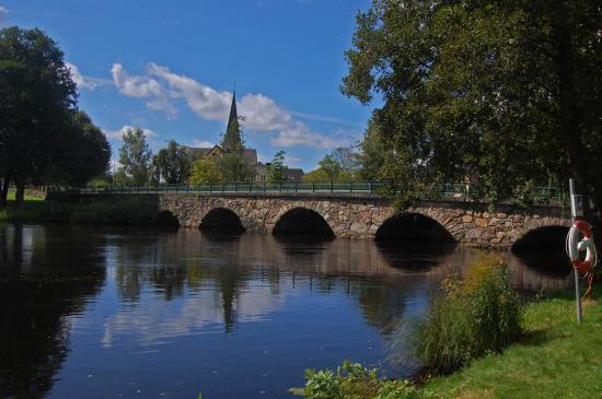 Petit pont en pierres à Broby.